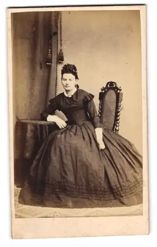 Fotografie J. Giese`s, Itzehoe, hübsche junge Dame im dunklen Reifrockkleid mit Kopfschmuck