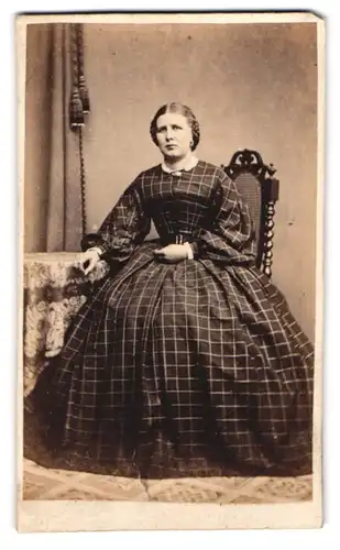Fotografie J. Giese`s, Itzehoe, Dame im karierten Reifrockkleid mit geflochtenen Haaren