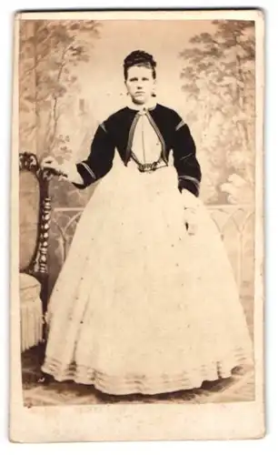 Fotografie J. Giese`s, Itzehoe, junge Dame im weissen Kleid mit dunklem Bolero, Ohrringe