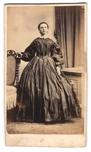 Fotografie J. Giese, Itzehoe, Portrait junge Dame im seidenen Kleid mit Ohrringen
