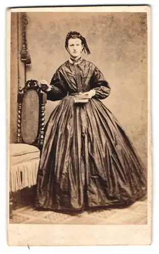 Fotografie J. Giese, Itzehoe, junge Dame im seidenen Kleid mit Kopfschmuck