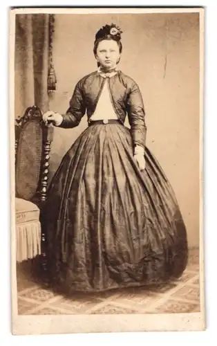 Fotografie J. Giese, Itzehoe, junge Dame im Reifrockkleid mit Bolero und Kopfschmuck