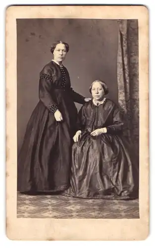 Fotografie G. H. Wolff, Witten / Ruhr, Mutter und Tochter in zeitgenössischen Kleidern posieren im Atelier