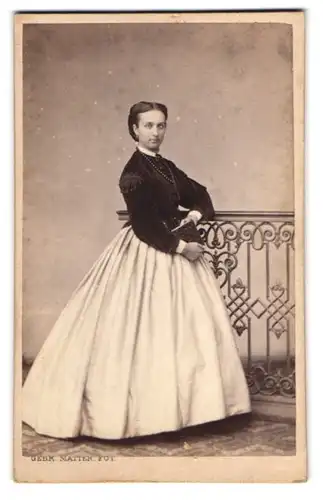 Fotografie Gebrüder Matter, Mannheim, junge Dame im hellen Kleid mit Samtbolero und Perlenkette und Kruzifix