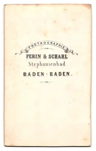 Fotografie Perin & Schahl, Baden-Baden, ältere Dame im weissen Kleid mit Locken und Handschuhe