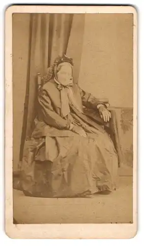 Fotografie unbekannter Fotograf und Ort, Portrait ältere Dame Veronika Weissenhorner im Kleid mit Haube