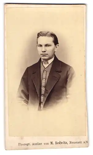Fotografie M. Redwitz, Neustadt a. S., Portrait junger Mann im Anzug mit ernstem Blick