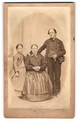 Fotografie Ch. Steinl, München, Eöternpaar in zeitgenössischer Kleidung mit ihrer Tochter im Atelier