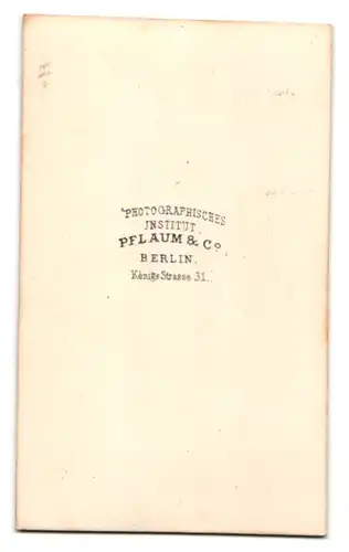 Fotografie Pflaum & Co., Berlin, Portrait junger Mann E. Jung im Anzug mit Fliege