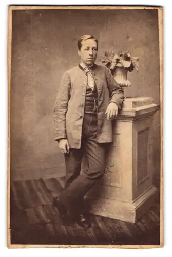 Fotografie unbekannter Fotograf und Ort, Portrait junger Mann Max Buhler im Anzug