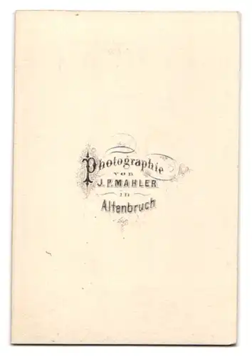 Fotografie J. P. Mahler, Altenbruch, Portrait ältere Dame im dunklen Kleid mit Haube