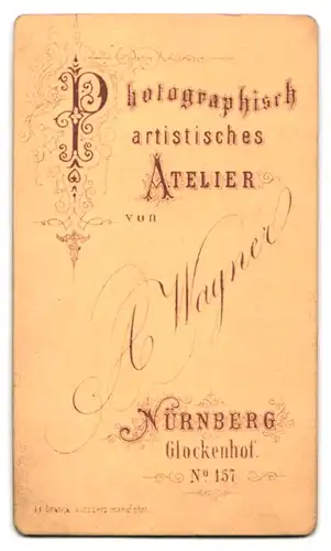 Fotografie A. Wagner, Nürnberg, junger Mann im hellen Anzug mit Locken und Spitzbart