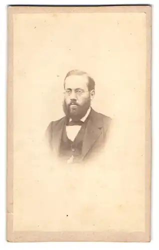 Fotografie Ferdinand Wagner, Laubach, Portrait Herr im Anzug mit Vollbart und Brille