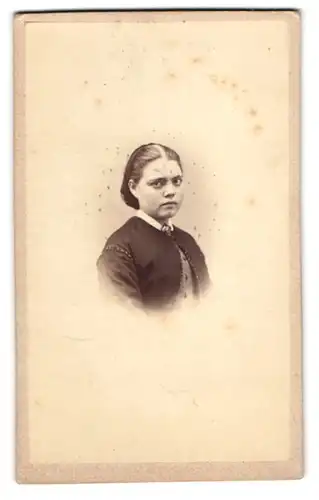 Fotografie Ferdinand Wagner, Laubach, Portrait junge Frau im dunklen Bolero mit Brosche