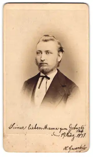 Fotografie Wilhelm Ernst, Hannover, Portrait junger Mann H. Gauckler im Anzug mit Bart, 1893
