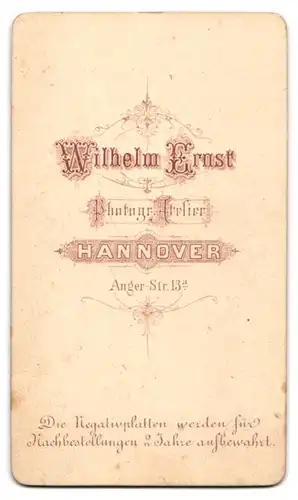 Fotografie Wilhelm Ernst, Hannover, Portrait junger Mann H. Gauckler im Anzug mit Bart, 1893