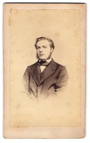 Fotografie Ludwig Schmidt, Friedberg, junger Mann im Anzug mit Koteletten und Fliege