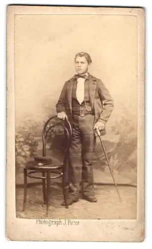 Fotografie J. Picot, Ulm / Donau, junger Mann im Anzug mit Flanierstock