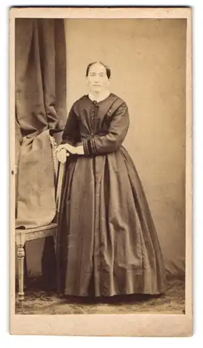 Fotografie unbekannter Fotograf und Ort, Portrait Frau Walburger Findleer im Kleid posiert im Atelier