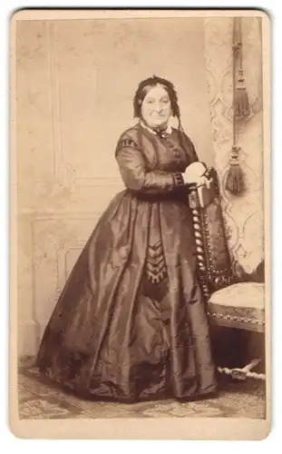 Fotografie J. E. Schubert, Nürnberg, älter Dame im seidenen Kleid mit Kopfbedeckung