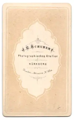 Fotografie J. E. Schubert, Nürnberg, älter Dame im seidenen Kleid mit Kopfbedeckung