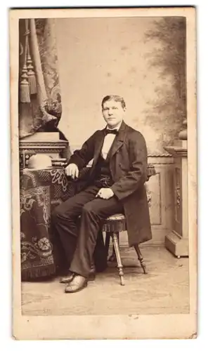 Fotografie C. Höpfner, Halle / Saale, Portrait junger Mann F. Flemming im Anzug mit Fliege