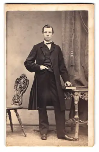 Fotografie F. Kuntze, Erfurt, Portrait junger Mann Herr Heinemann im dunklen Anzug mit Fliege