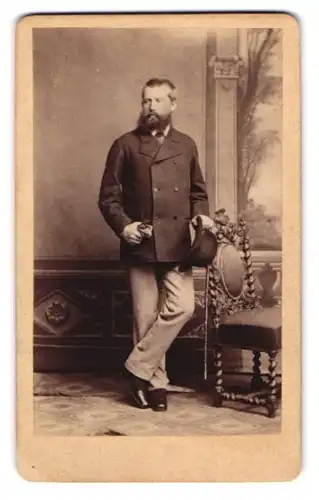 Fotografie W. Rudolph, Darmstadt, Herr im Anzug mit Vollbart und Melone in der Hand