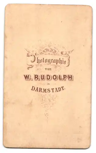 Fotografie W. Rudolph, Darmstadt, Herr im Anzug mit Vollbart und Melone in der Hand