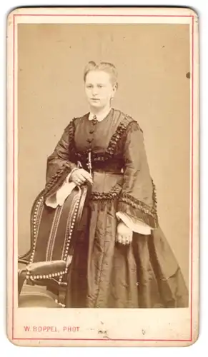Fotografie W. Boppel. Schwäbisch Gmünd, junge Dame im dunklen Kleid mit Brosche