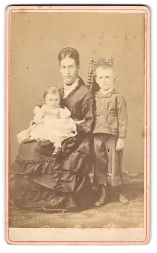 Fotografie A. Demuth, Offenburg, Portrait junge Mutter mit ihren beiden Kindern posiert im Atelier