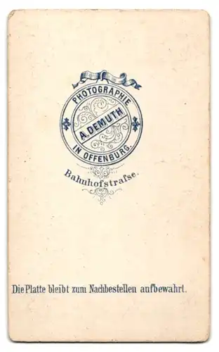 Fotografie A. Demuth, Offenburg, Portrait junge Mutter mit ihren beiden Kindern posiert im Atelier