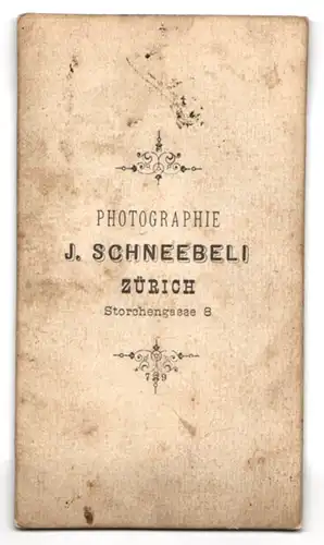 Fotografie J. Schneebeli, Zürich, junge Dame im hellen Kleid lehnt an einer Lampe ohne Schirm