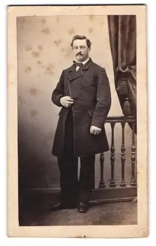 Fotografie P. Böhler, Freiburg i. B., Herr im Anzug mit Fliege und Moustache