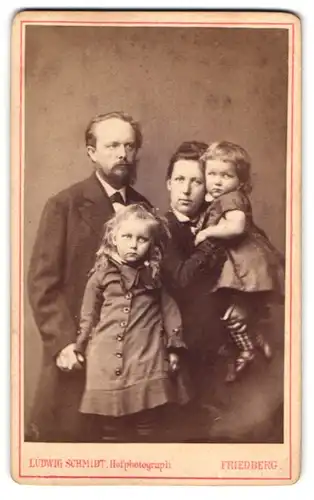 Fotografie Ludwig Schmidt, Friedeberg, junge Familie mit zwei Töchtern posieren im Atelier