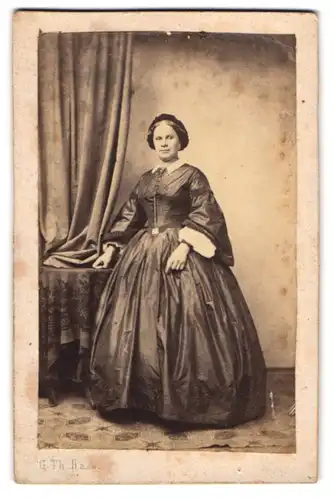 Fotografie G. Th. Hase, Freiburg i. B., junge Frau im seidenen Kleid posiert im Atelier