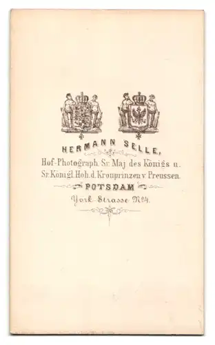 Fotografie Hermann Selle, Potsdam, Herr im Anzug mit Mantel und Fliege