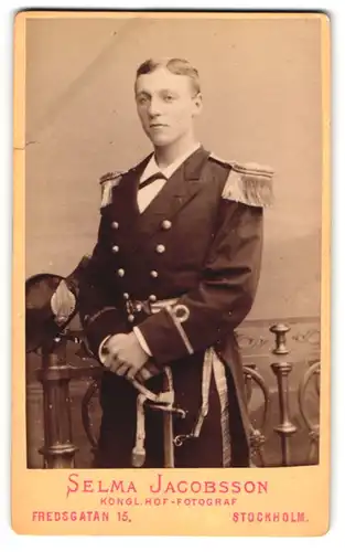 Fotografie Selma Jacobsson, Stockhol, junger Marine Offizier in Uniform mit Säbel und Zweispitz, Epauletten, 1887