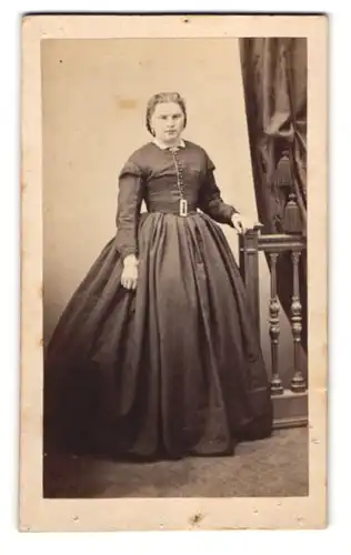 Fotografie P. Böhler, Freiburg i. B., junge Frau im dunklen Kleid posiert im Atelier