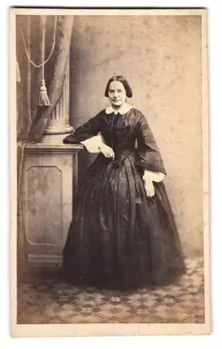 Fotografie unbekannter Fotograf und Ort, junge Dame im schwarzen Kleid mit Rüschenkragen