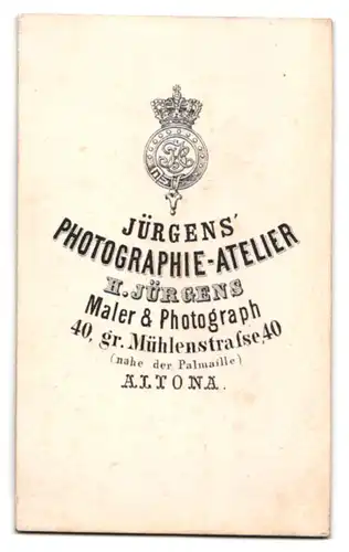 Fotografie H. Jürgens, Altona, Portrait junge Hamburgerin im gestreiften Kleid posiert sitzend im Atelier