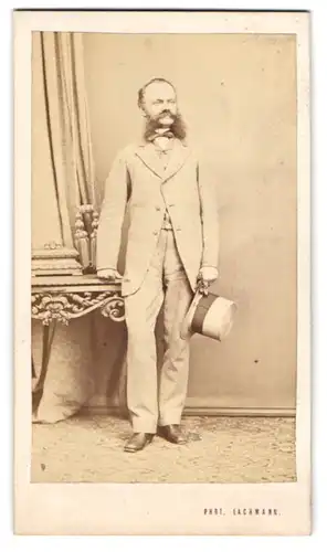 Fotografie Lcahmann, Prag, Portrait Herr im hellen Anzug mit wuchtigem Backenbart und Zylinder in der Hand
