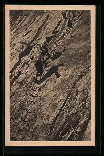 AK Zugspitze, Bergsteiger an einer Wand im Höllental