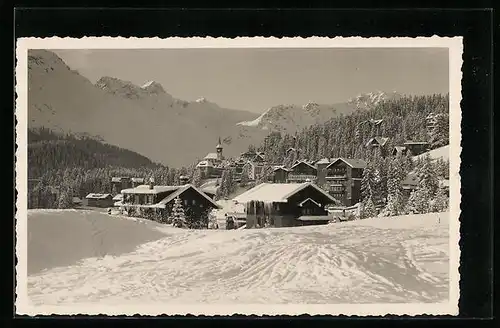 AK Arosa, Zugeschneite Berge mit Häusern