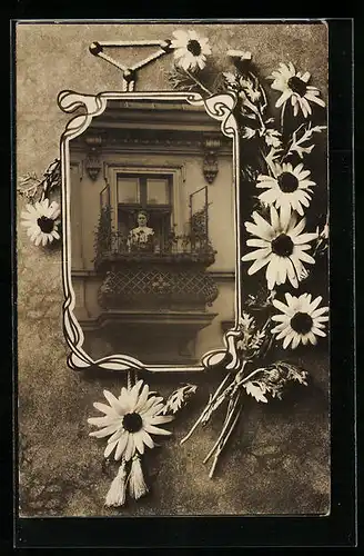 Foto-AK Frau auf einem begrünten Balkon, Blumenmotiv