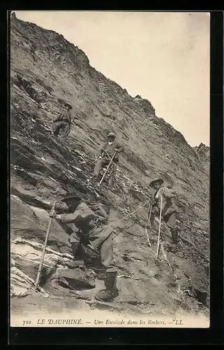 AK Le Dauphiné, Une Escalade dans les Rochers, Vier Bergsteiger beim gesichterten Aufstieg mit Seil