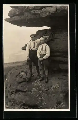 AK Zwei Bergsteiger auf einem Felsen posierend