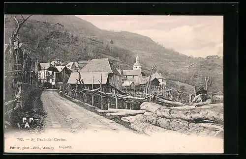AK St-Paul-de-Cevins, Landstrasse mit Ortseingang