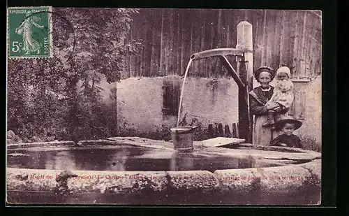 AK La Correrie, Fontaine en pierre de taille cerclée de fer