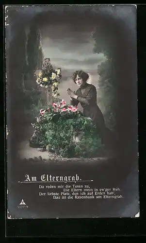 AK Junge Frau betet am geschmückten Elterngrab
